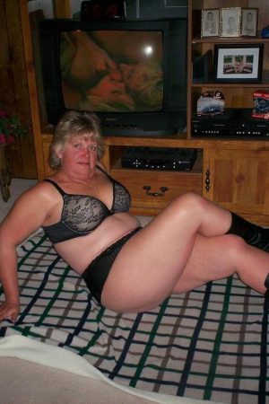 Si t’es clean pour un 3 avec nous Stéphanie - rencontre-Milf-Nantes