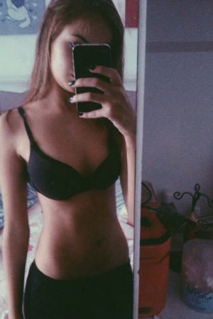 Cherche complice naturiste pour escapades en plein air Camille - rencontre-Ronde-Rennes
